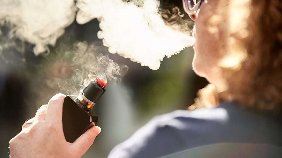 Nicotine e-cigarettes are more effective than other alternatives for quitting smoking, study finds