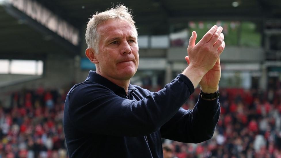 Wrexham to 'hold nerve' in transfer window - Parkinson
