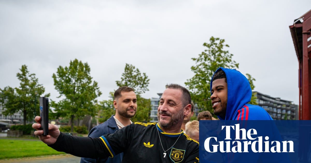 Football Daily | Manchester United and the quest to make mythical midfield a reality