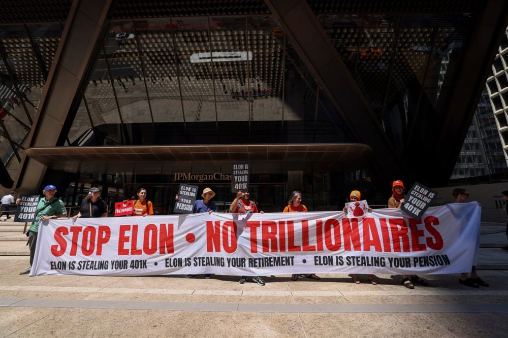 US billionaire wealth hits record as worker wages fall to post-war low