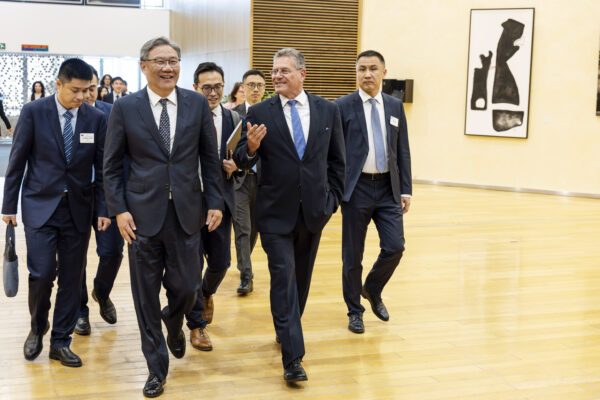 EU trade chief sets October deadline to resolve China deficit row