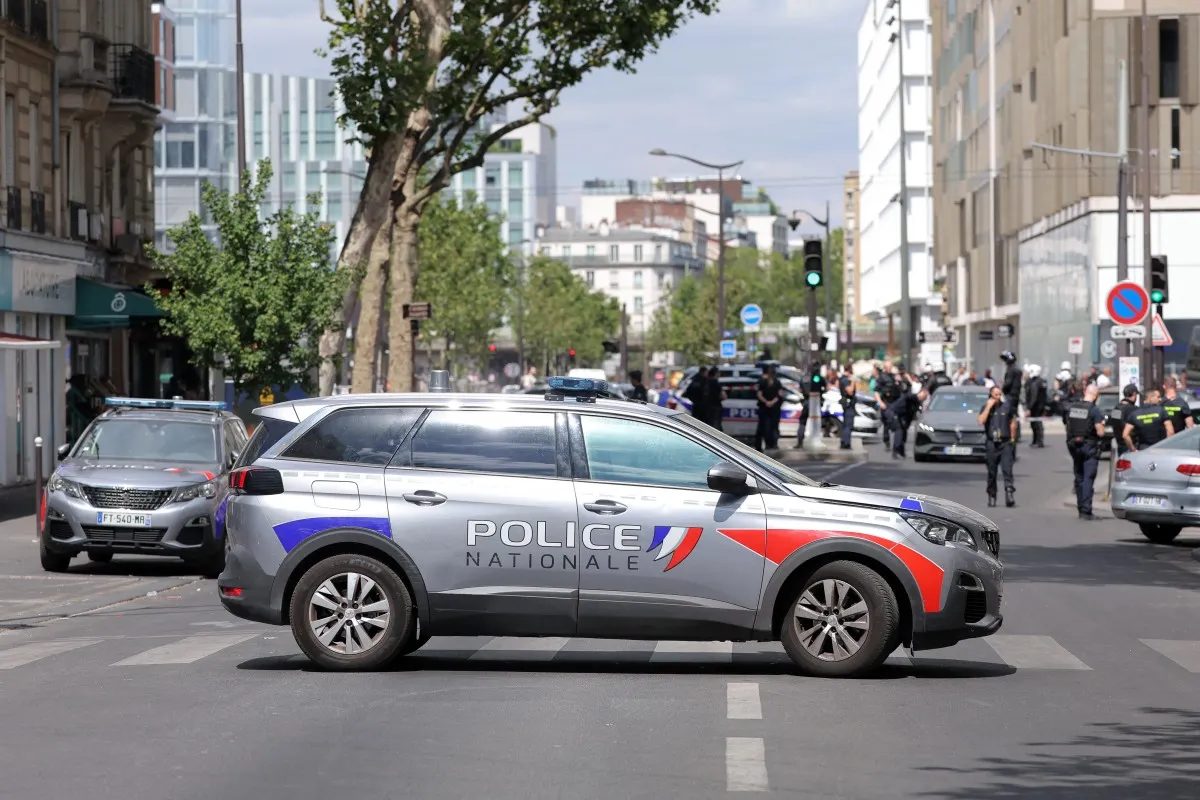 Motorist stabs cyclist in throat in Paris road dispute