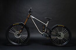 Vampire Bikes Launches the Ripperatti: A Convertible Titanium DH Bike With a Gearbox