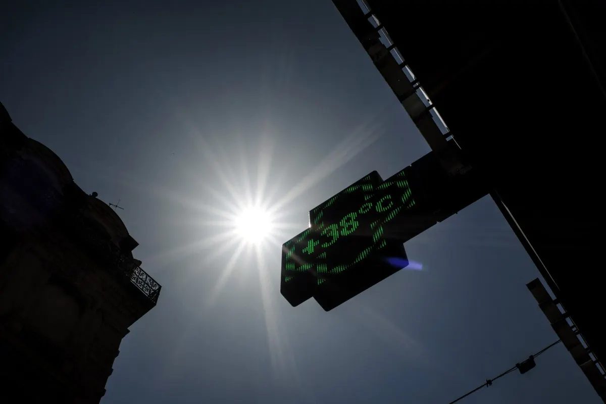 The next heatwave, wildfires and doorbell cameras: 6 essential articles for life in France
