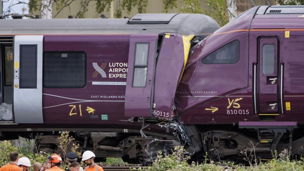 Train passed red signal before fatal crash - report
