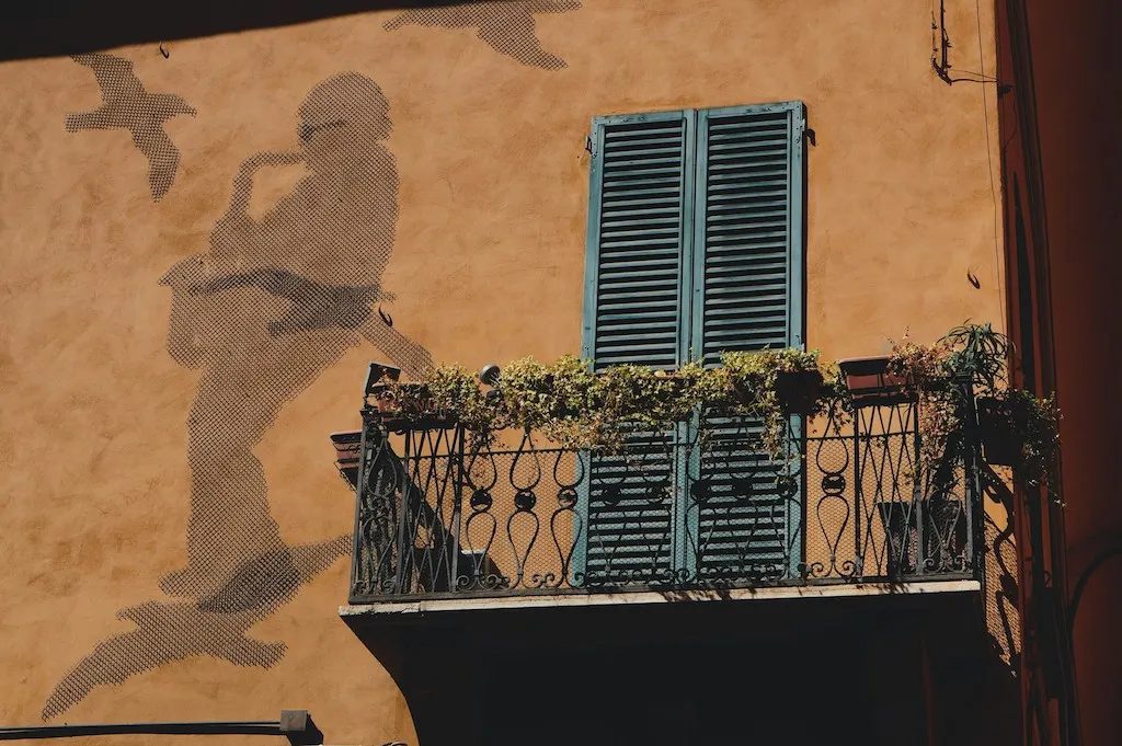 Early mornings and linen: Tips for staying cool in an Italian summer