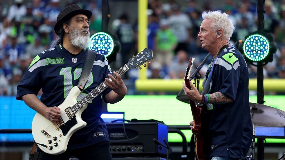 "Only in Seattle do we get football with a side of grunge.” Soundgarden perform at Seahawks NFL half-time show with The Pretty Reckless' Taylor Momsen and Pearl Jam's Mike McCready
