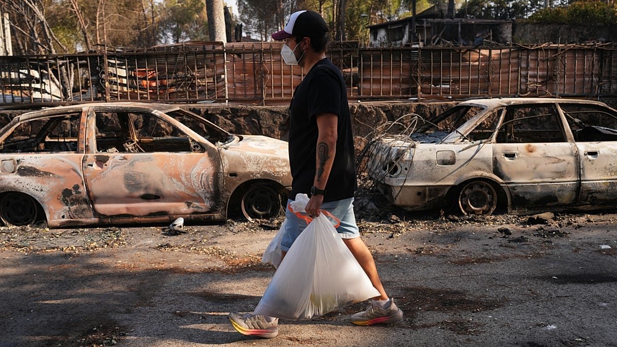 Navas del Rey residents return after Spain wildfire evacuation
