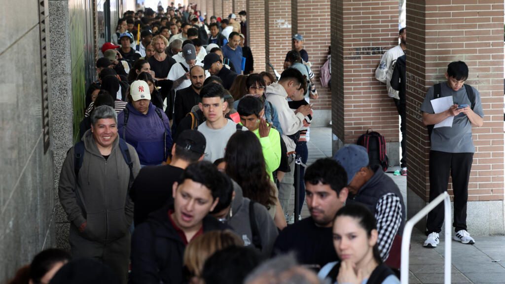 Almost 1.2 million of Spain's undocumented migrants apply for regularisation