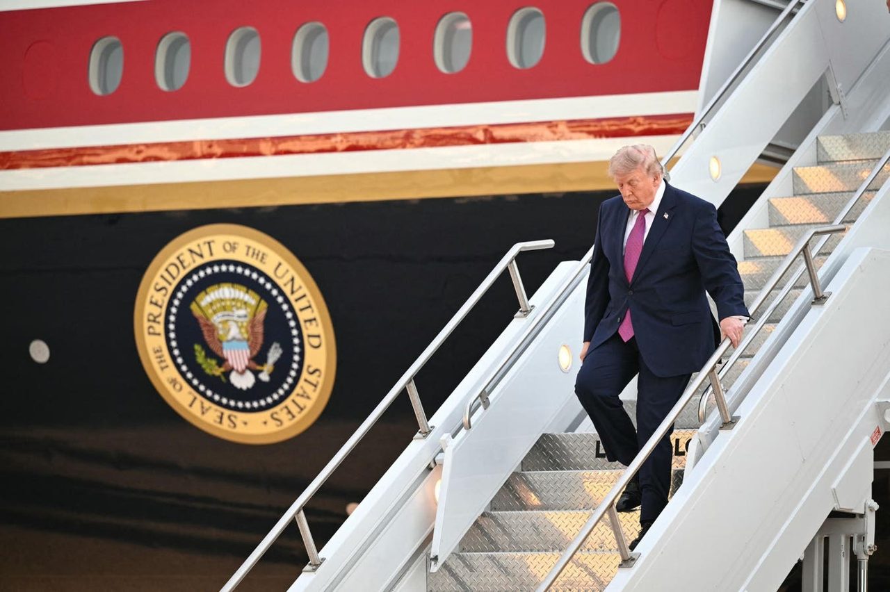 Trump Unexpectedly Ditches Qatari Plane For Old Air Force One—For Now