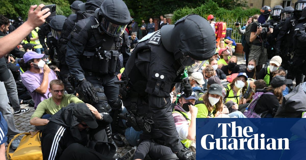 German riot police clash with protesters attempting to block far-right AfD conference – video