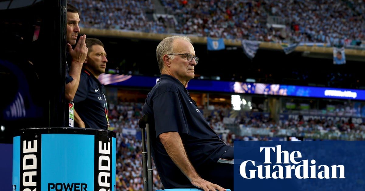 Bielsa’s first meeting with former pupil De la Fuente comes at fractious moment for Uruguay