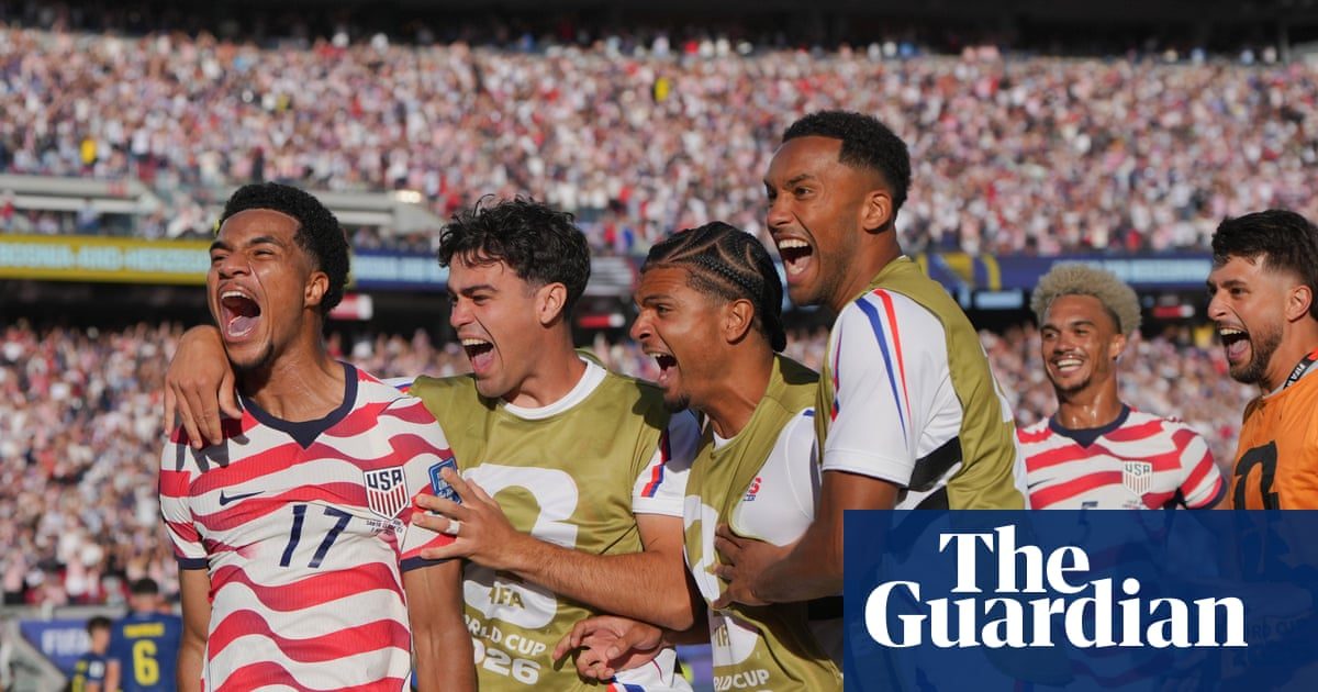 Steely USA overcome Bosnia and Herzegovina and controversial red to reach World Cup last 16