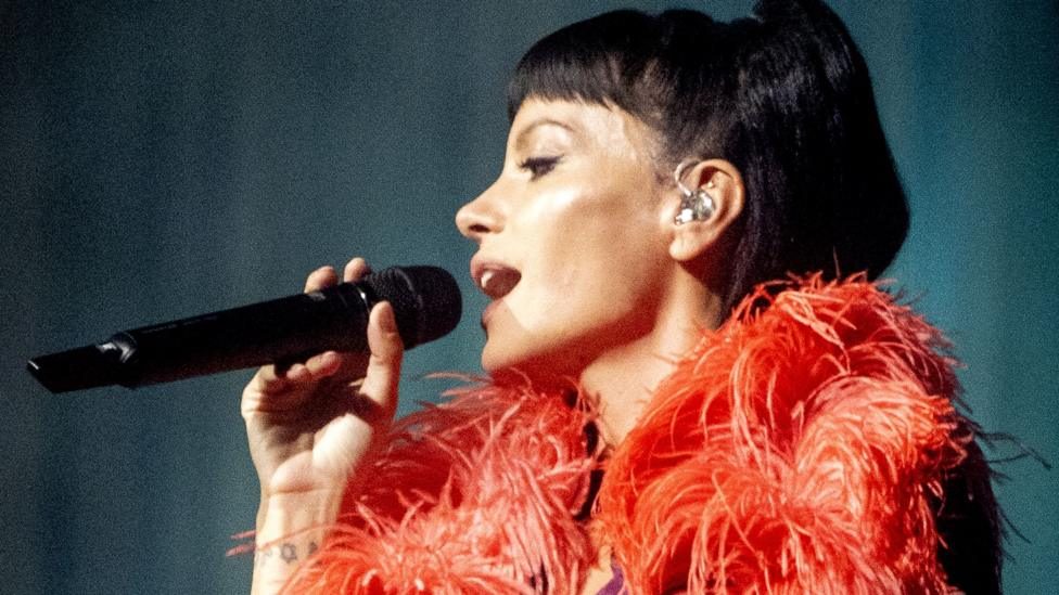 Lily Allen defends tour after some fans criticise show length
