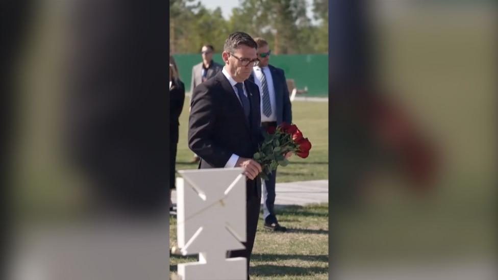 Burnham lays flowers on tomb of unknown soldier