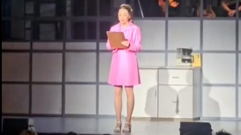 Gasps as 9 to 5 cast announce Dolly's death