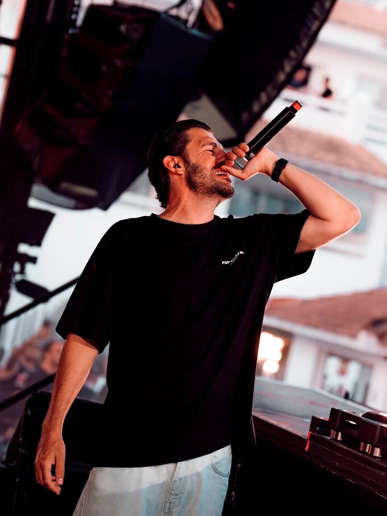 Dimitri Vegas dedicated an emotional moment to Like Mike during his solo Tomorrowland set: Watch