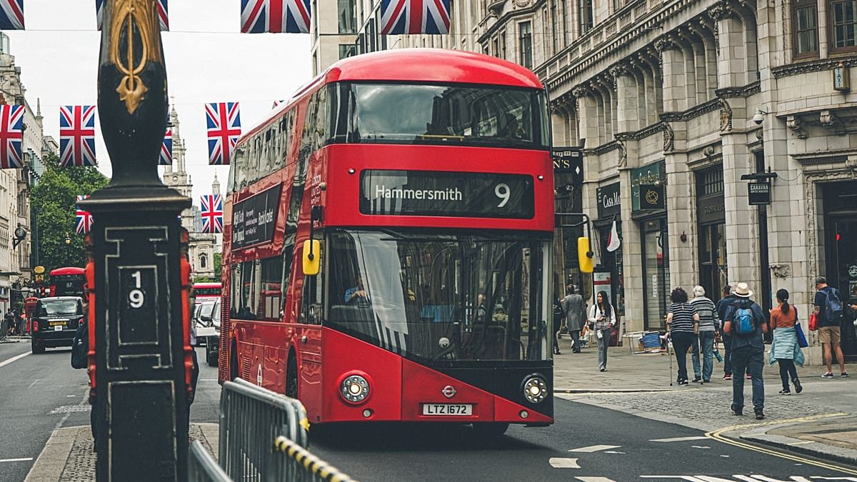 UK wage growth lags as Iran war weighs on cost of living