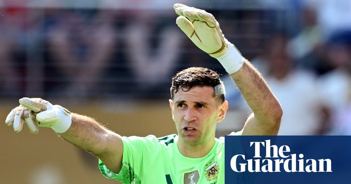 Chelsea in talks with Emiliano Martínez’s camp after being offered goalkeeper