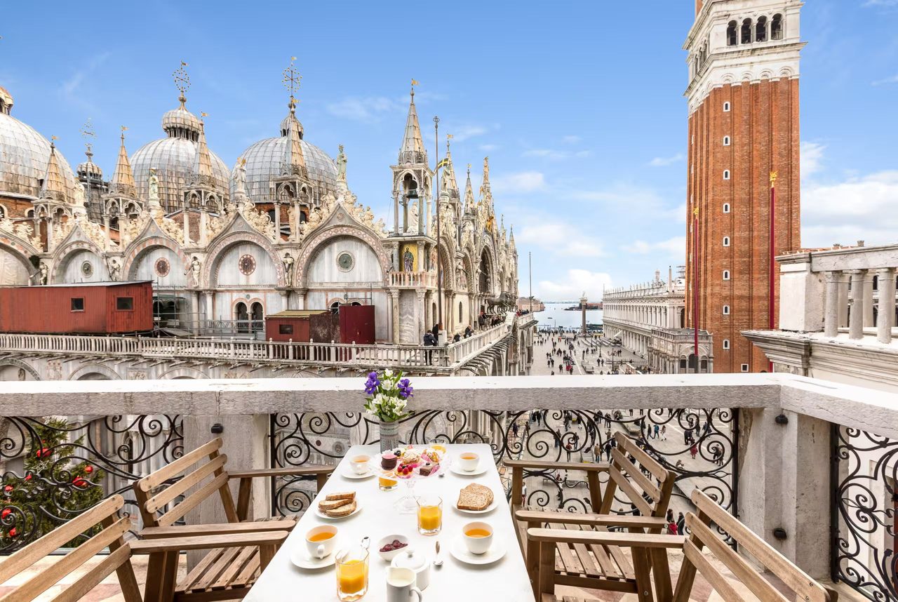 15 Best Airbnbs in Venice for Canal Views, Excellent Osterias, and Gondola Access