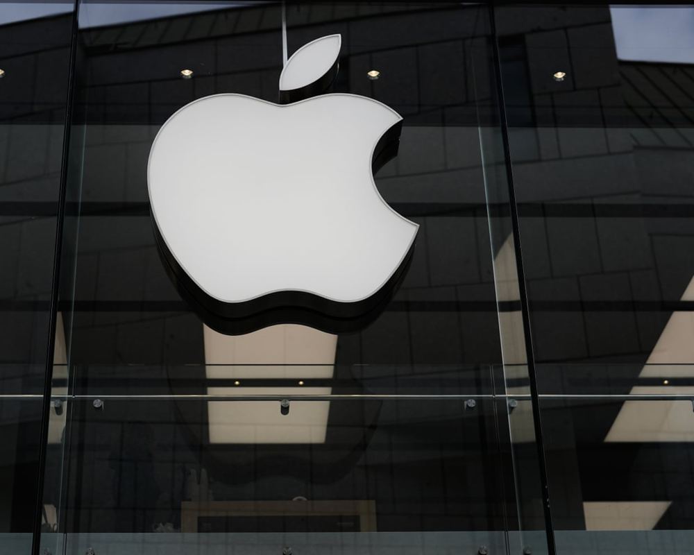 Apple becomes second $5tn company as investors flee AI stocks