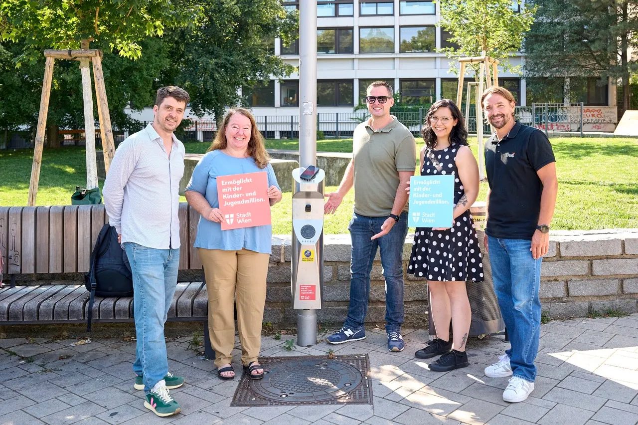 Where can you charge your phone for free in Vienna parks?