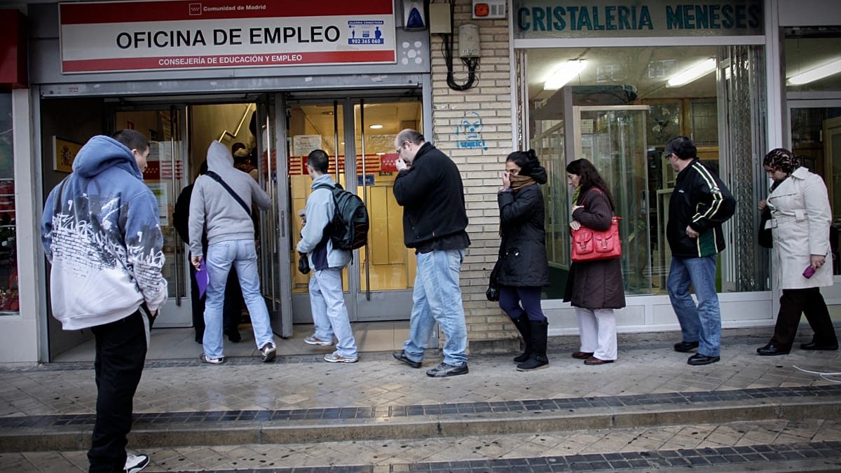 Spain jobless total falls below 2.3 million for first time since January 2008
