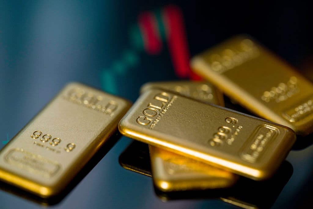 Gold prices fall further after worst quarter in 13 years as interest rate fears hit bullion