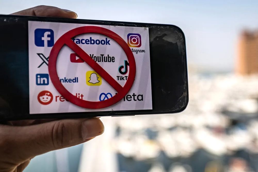 EXPLAINED: What would change for kids and social media under new EU law?