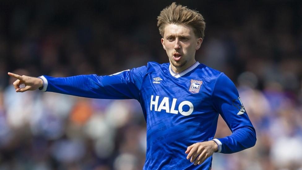 Midfielder Neil joins Rangers from Sunderland