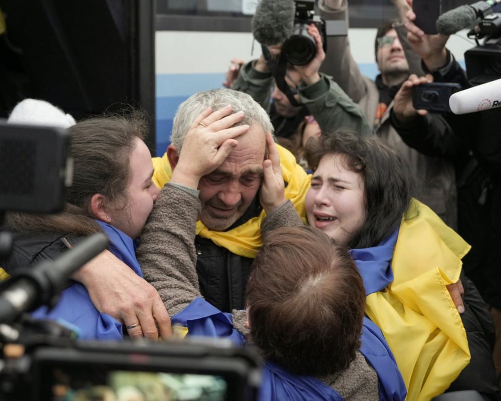 Oleshky evacuees reunite with families after truce allows crossing into Ukraine