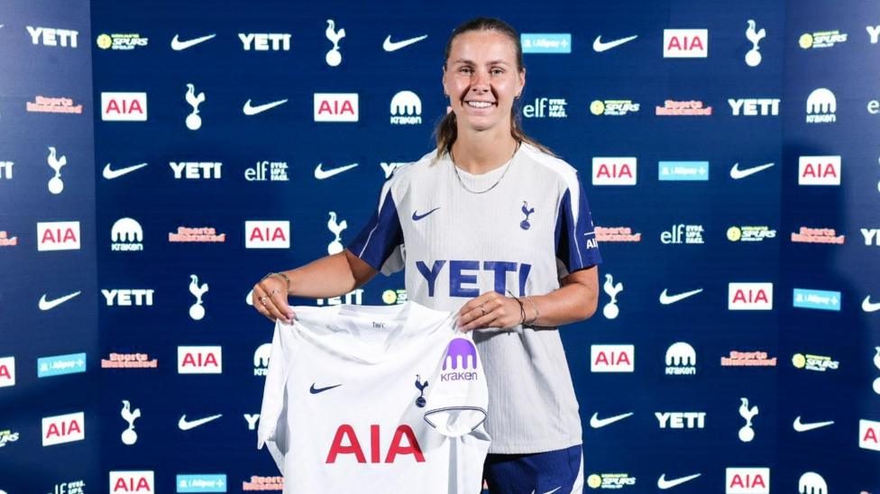Tottenham sign former Arsenal midfielder Pelova
