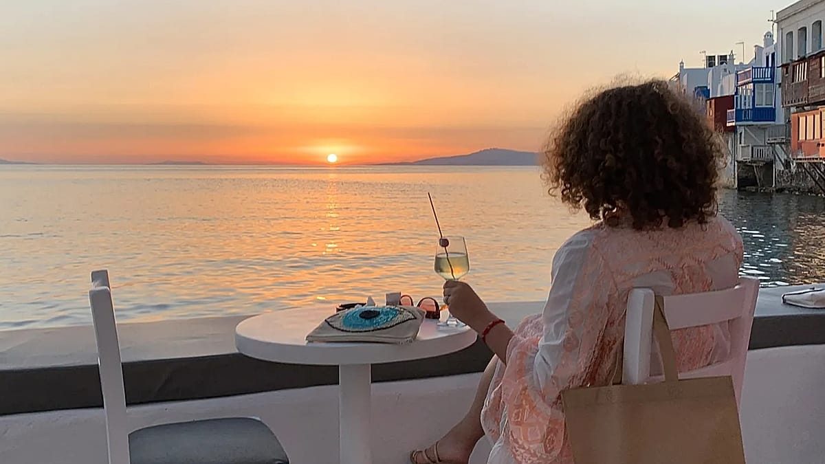 Foreign visitors boost Greek tourism in June – domestic demand is in decline