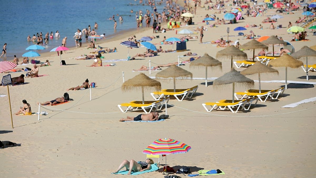 Portugal orders beach maps to end parasol disputes