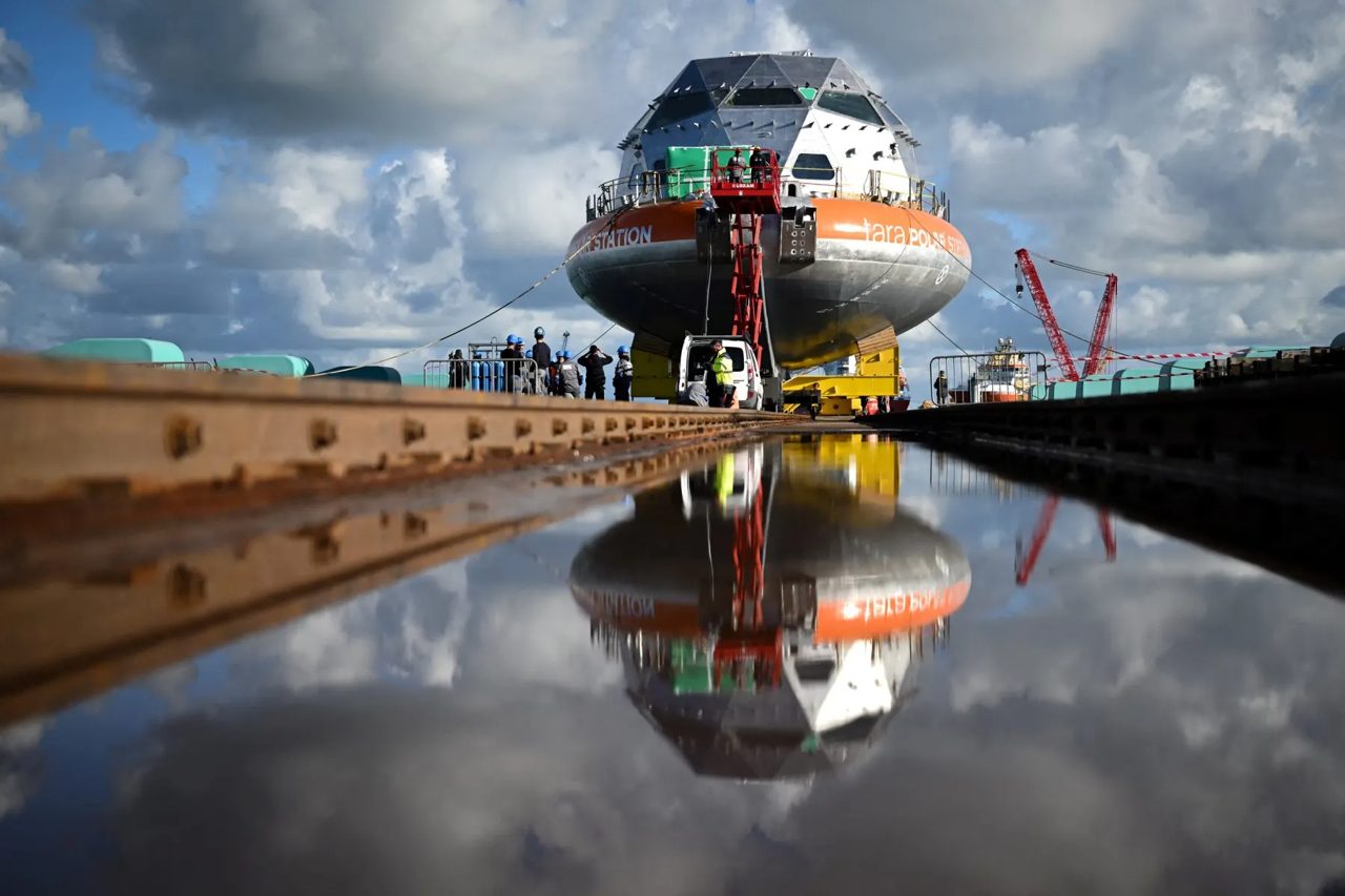 Floating igloo leaves France for polar exploration mission