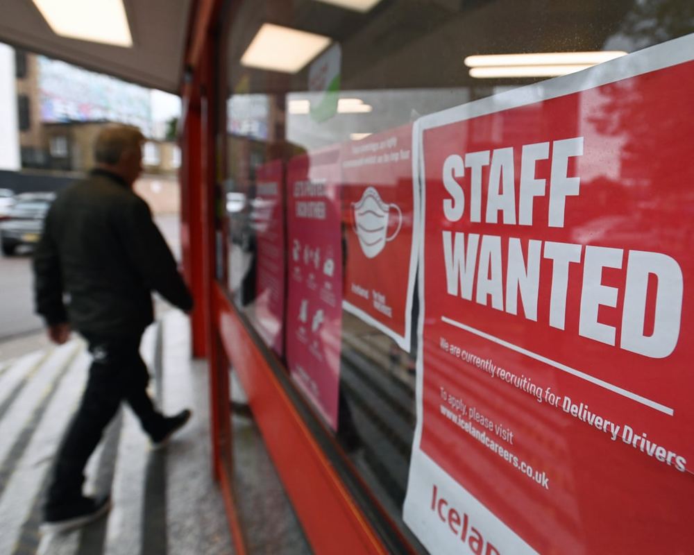 UK vacancies drop to 712,000 as fragile labour market tests new PM