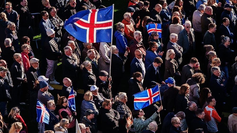 Icelanders vote in tight referendum on reopening EU membership negotiations