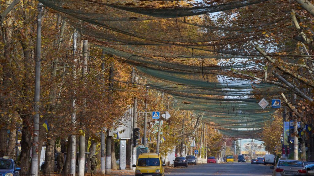 Kherson residents urged to evacuate as Russian strikes threaten prolonged power and heating loss