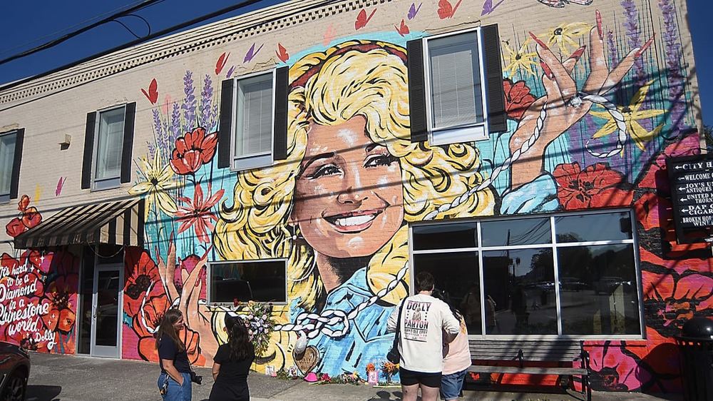 Dolly Parton’s sister criticises 'AI and endless garbage' shared following country icon’s death