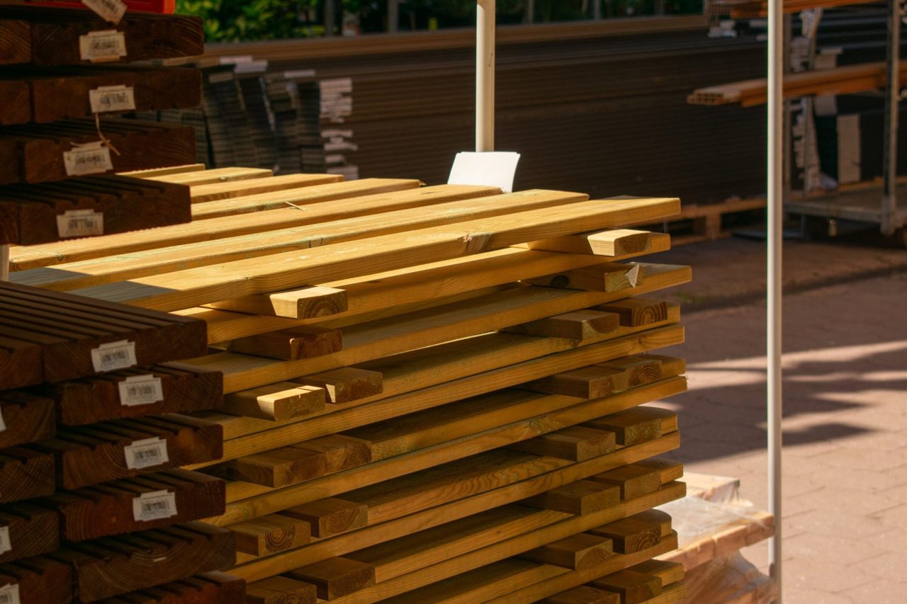 In theory it’s from China, in reality it’s from Moscow – how sanctioned Russian timber keeps flowing into Czech Republic