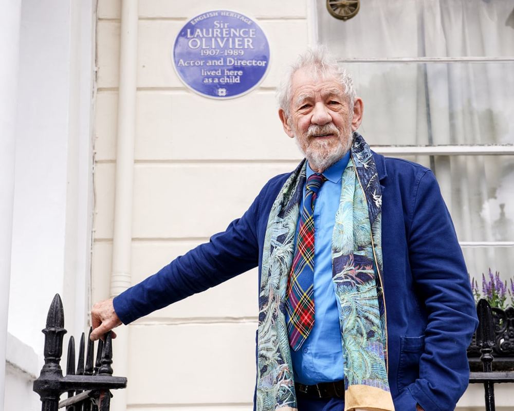 Laurence Olivier honoured with blue plaque unveiled by Ian McKellen