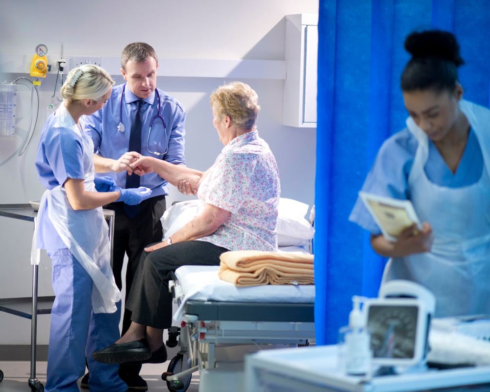 Consultant doctors in England vote for NHS strikes over pay and working week