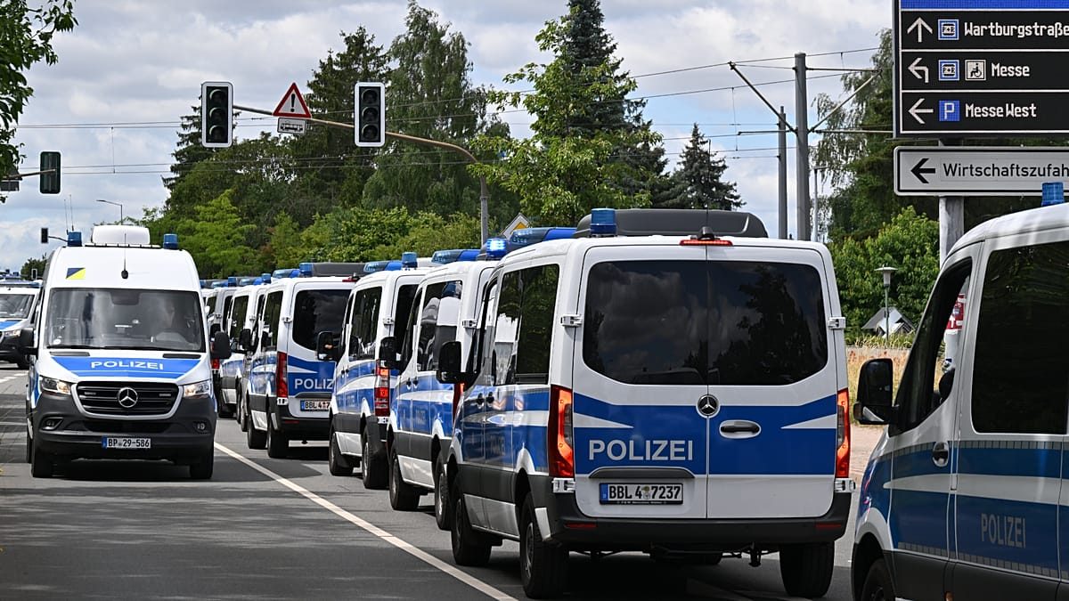 20,000 protest against AfD party conference in Germany