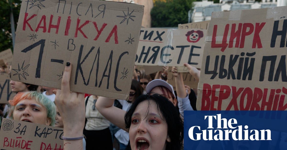Russian strikes halt Ukraine grain exports amid Kyiv political crisis
