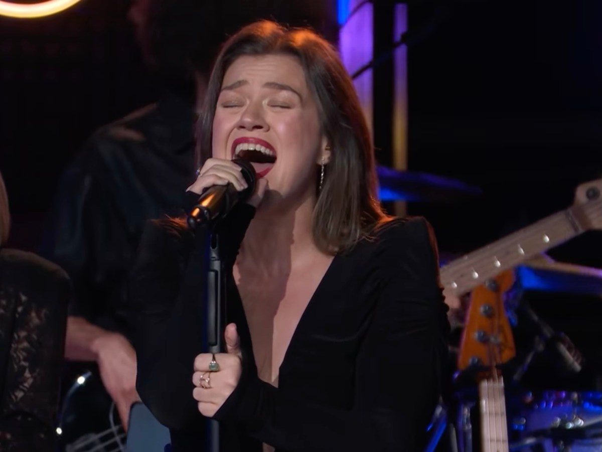 Kelly Clarkson Goes Viral With Last Ever Kellyoke, A Powerhouse “Golden”