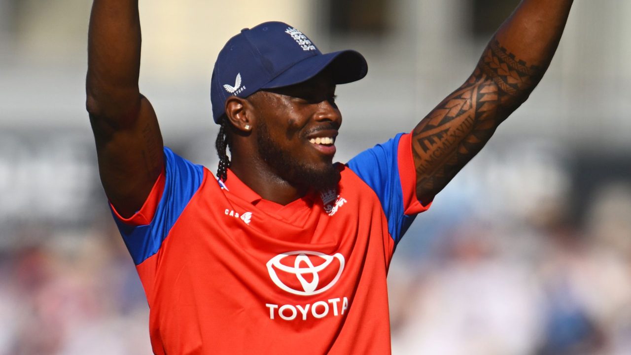 England bowlers restricting India as they look to seal T20 series win LIVE!
