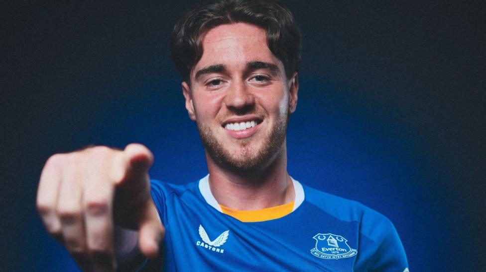 Everton sign midfielder Hackney from Middlesbrough