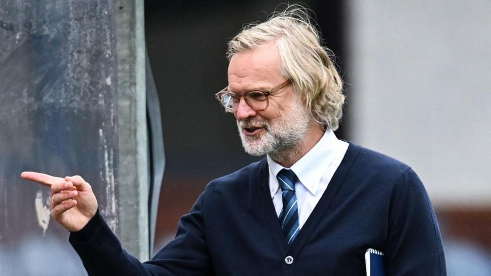 Pressley signs new Dundee deal but warns of pain ahead
