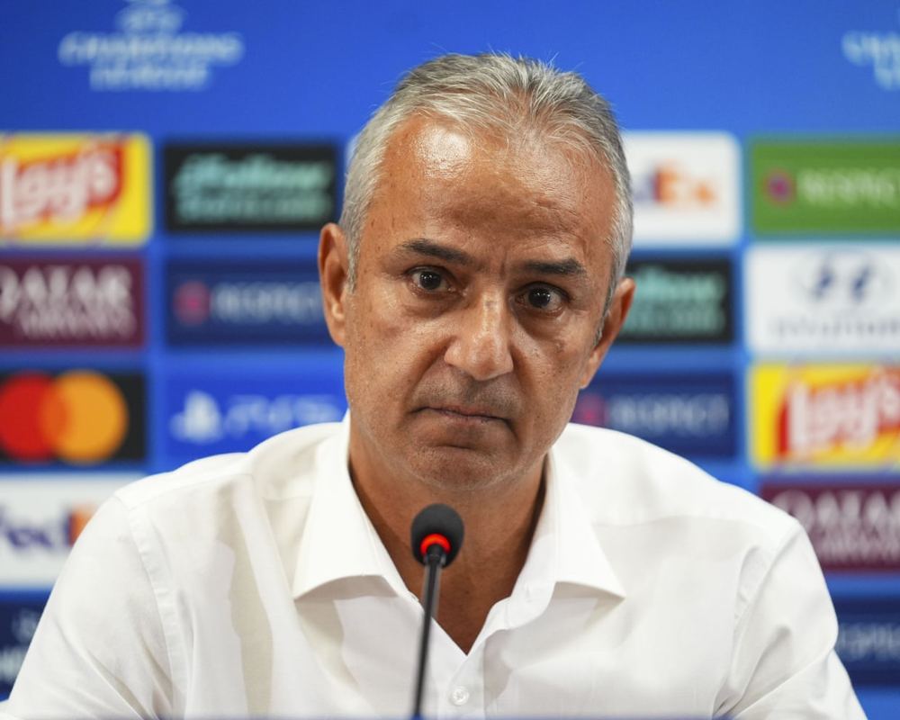 Fenerbahce coach resigns after draw with Roma, but president insists he will stay