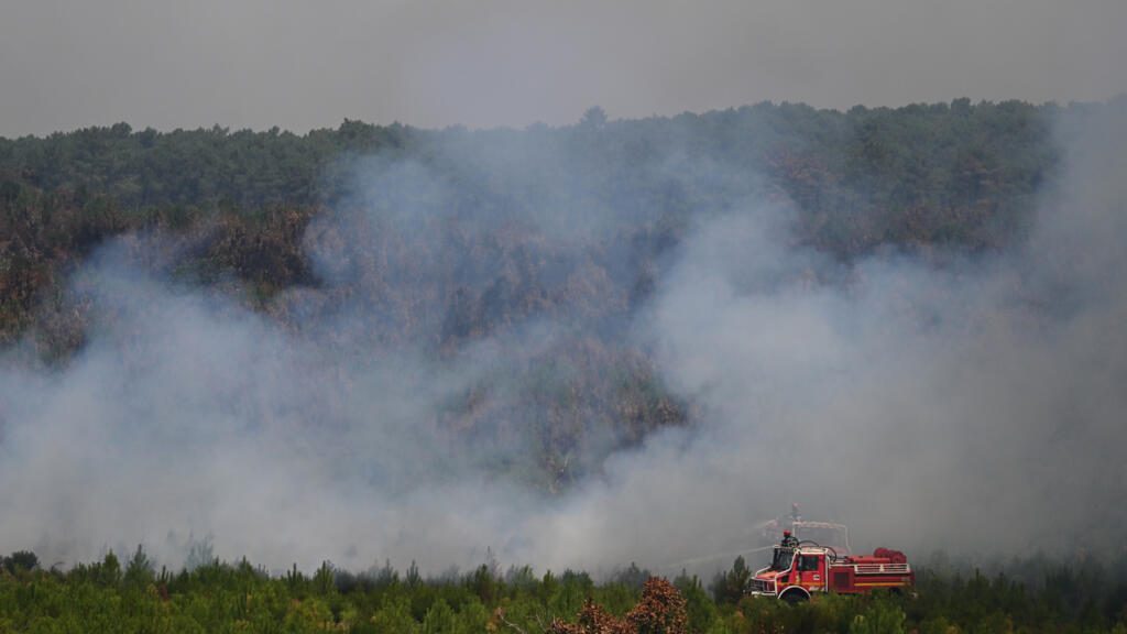 French wildfires flare up again as authorities evacuate 4,000 more from tourist sites